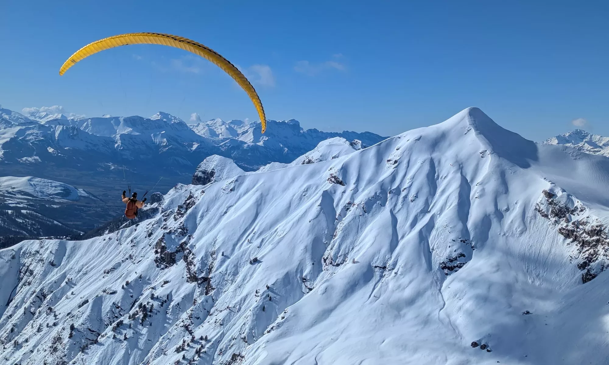 Parapente en vol vers le piolit en hiver